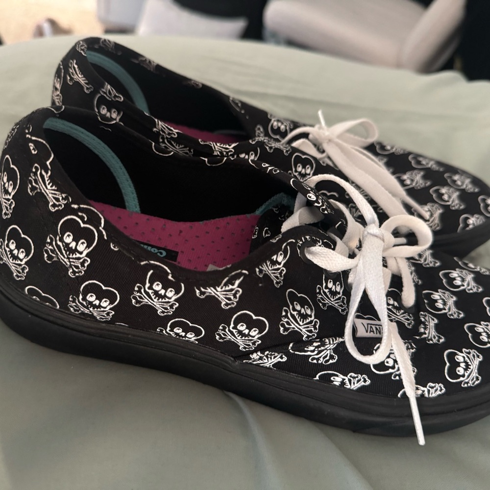 Women’s skull vans.